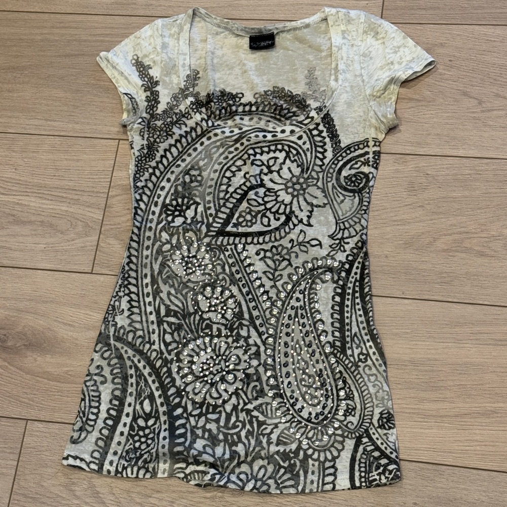 Daytrip Sequin Paisley Tee in Cream and Black